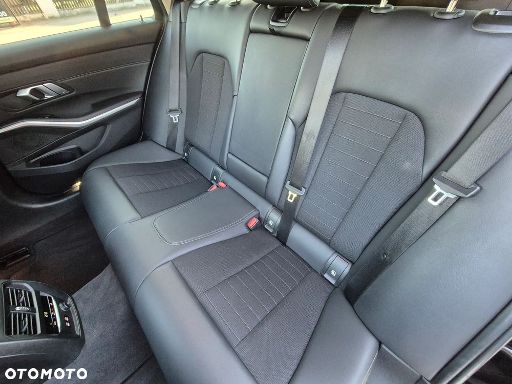 BMW Seria 3 330i Sport Line - 17