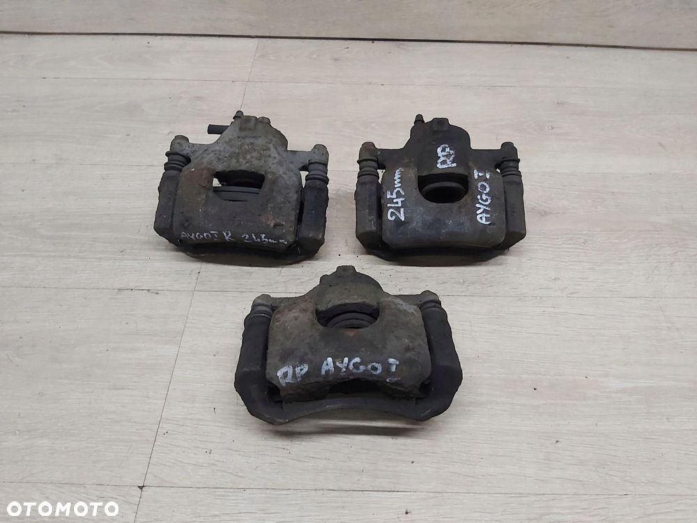 Toyota AYGO I 05-13 zacisk prawy przód jarzmo prawe - 1