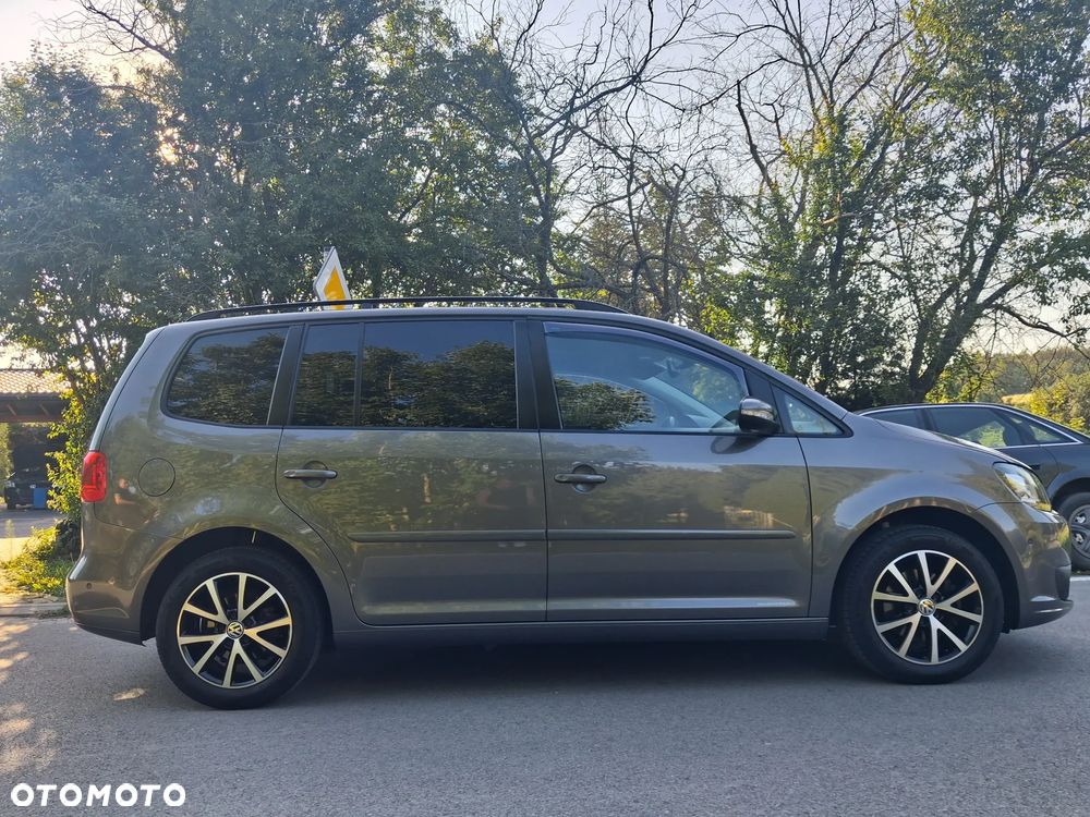 Volkswagen Touran - 12