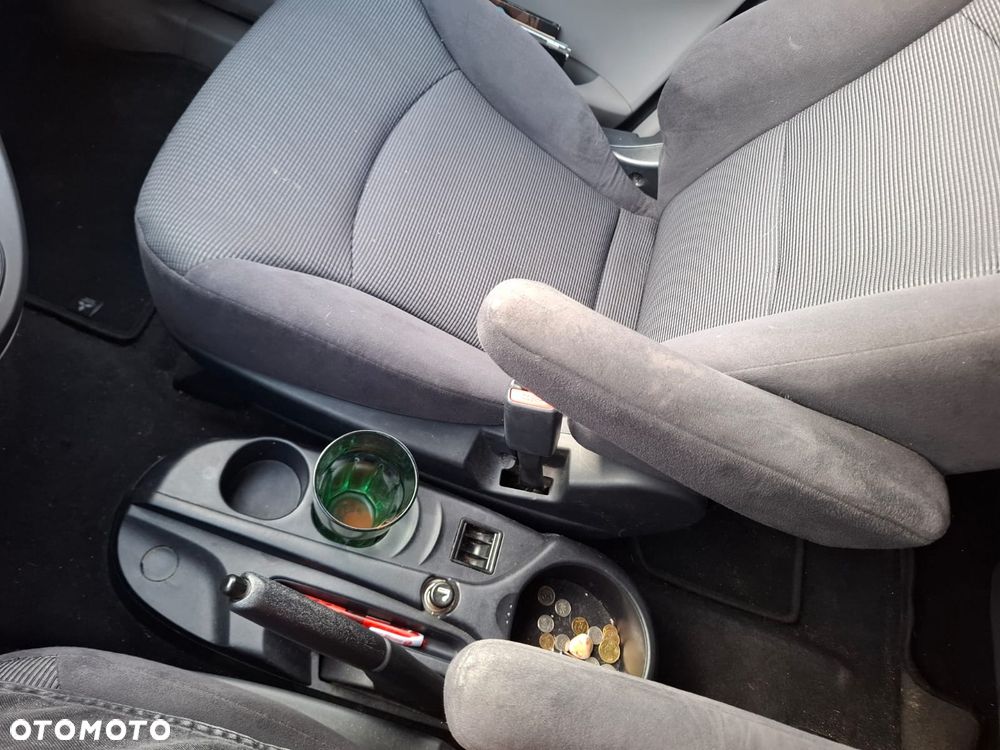 Mitsubishi Grandis 2.4 Intense - 16