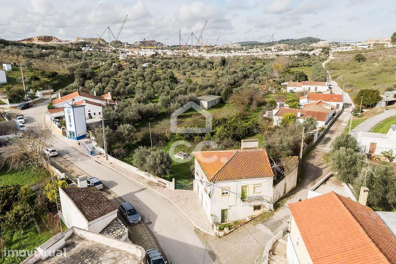 Prédio com 2 Moradias Independentes para Reabilitação com Quintal em F - Grande imagem: 3/41