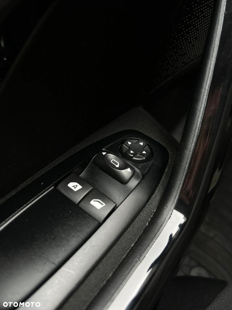 Peugeot 208 - 23