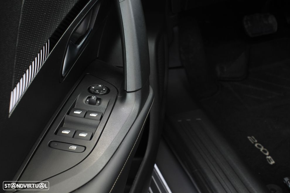 Peugeot 2008 1.2 PureTech Allure EAT8 - 24