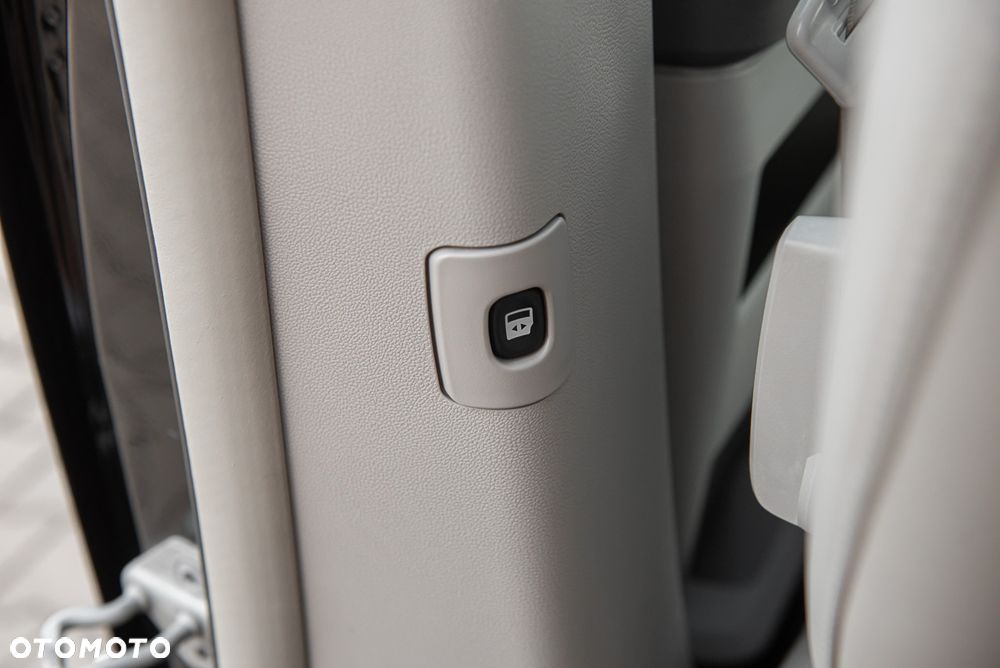 Chrysler Town & Country - 33