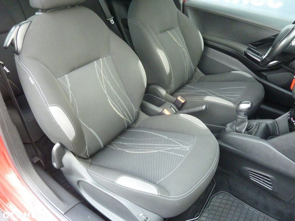 Peugeot 208 - 16