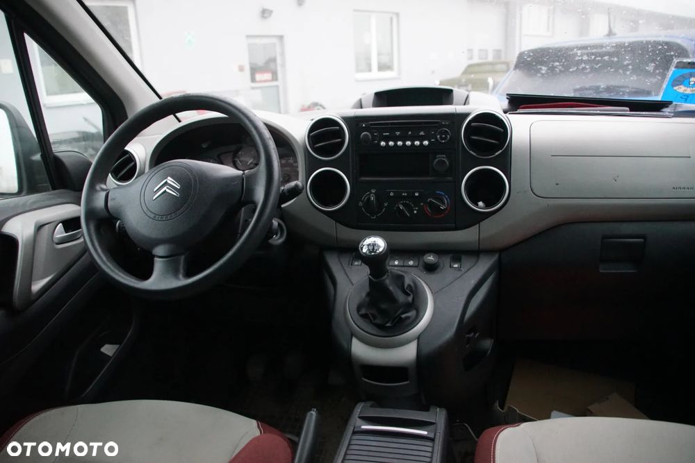 Auto na części - Citroen Berlingo II Multispace 1.6 VTI 120 KM 5F01 20DP56 KGP 2010R Silnik Skrzynia Drzwi Lusterko Zderzak Klapa Lampa Klamka Szyba Relingi Deska Kokpit Sterownik Moduł Czujnik Licznik Panel Wyświetlacz Kierownica - 18