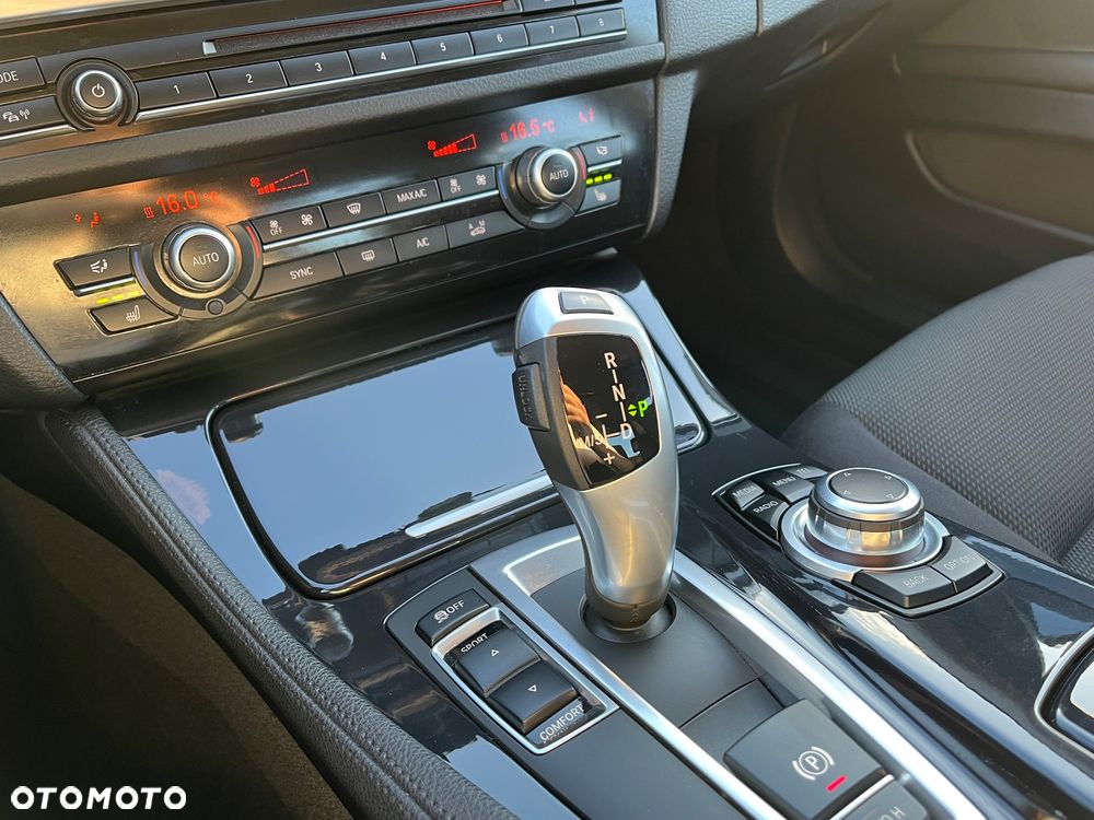 BMW Seria 5 518d Sport - 28