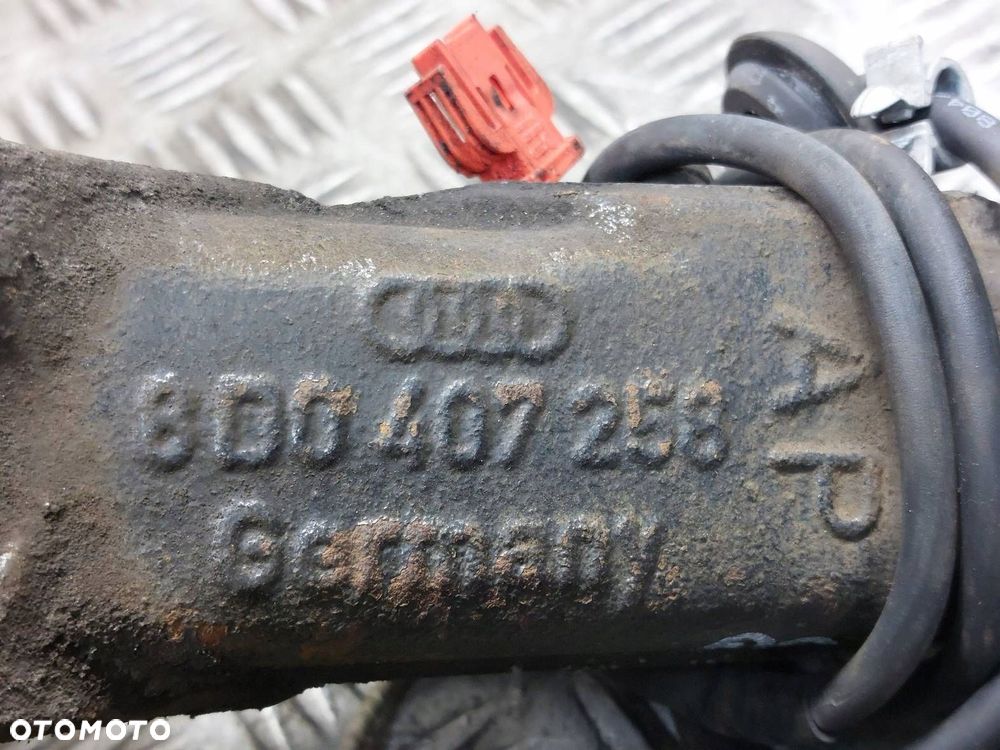 PIASTA ZWROTNICA PRAWY PRZÓD SKODA SUPERB I 2.8 V6 8D0407258 - 2