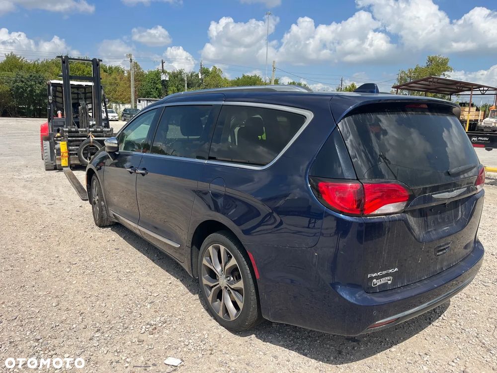 Chrysler Pacifica - 2