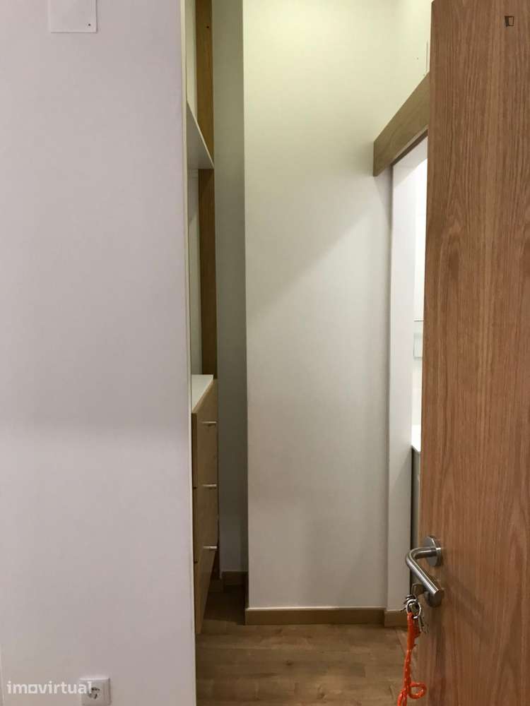 Quarto - localizado em Baixa Coimbra - Grande imagem: 3/9
