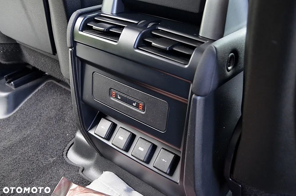 Land Rover Defender 2.0 D240 S - 17