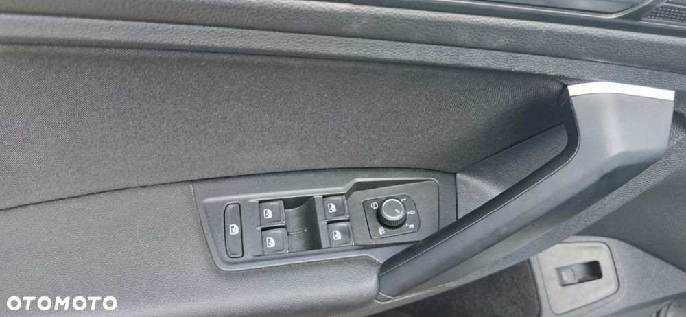 Volkswagen Tiguan 2.0 TDI SCR 4MotION DSG R-Line - 28