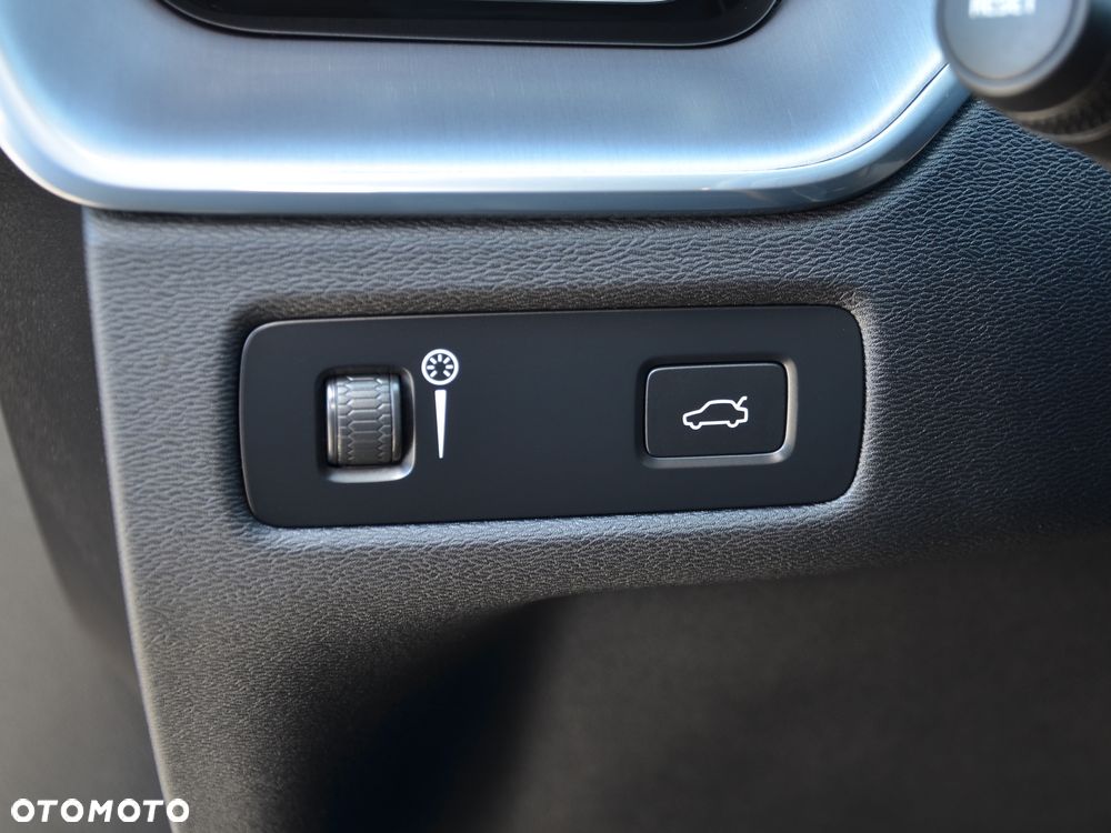 Volvo XC 60 B4 D AWD Momentum Pro - 20