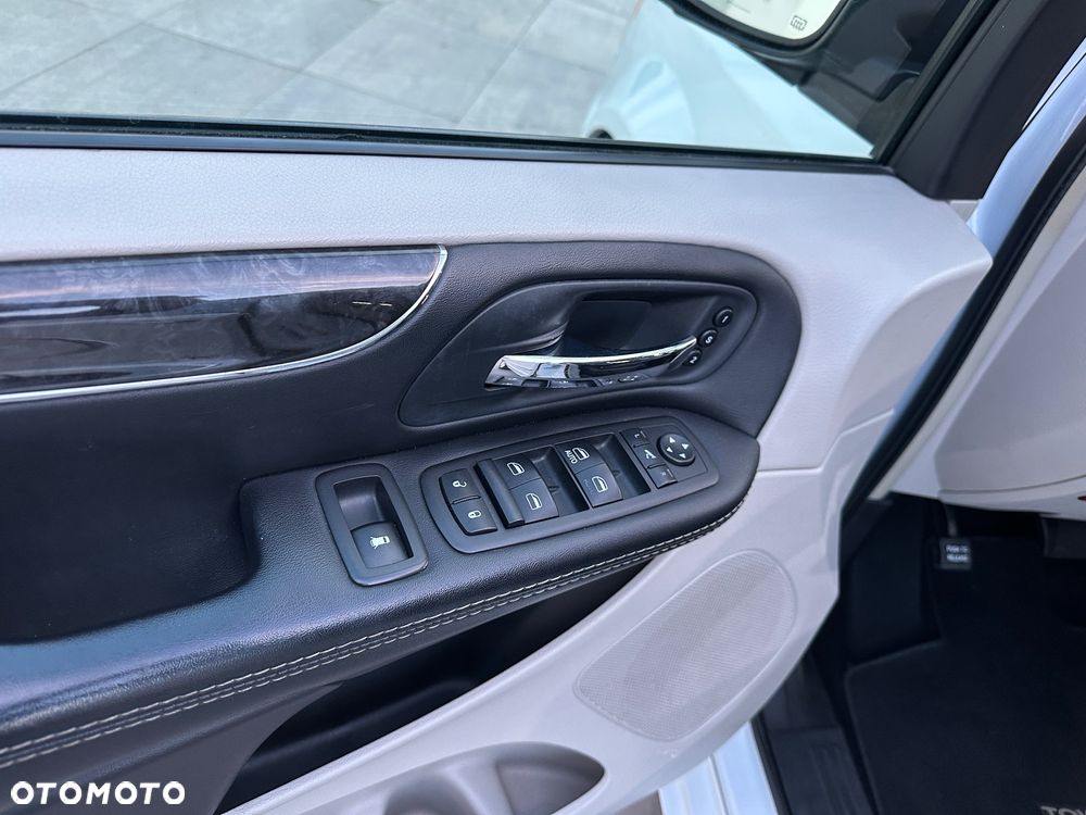 Chrysler Town & Country 3.6 Limited - 13