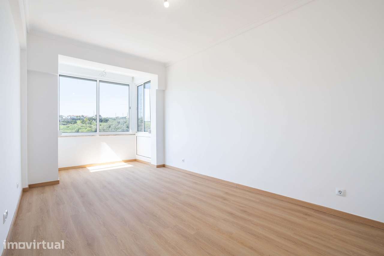Moderno T2 Remodelado com Vista Desafogada na Calçada de Carriche - Grande imagem: 2/31