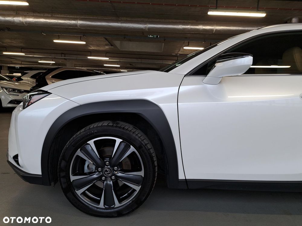 Lexus UX 300h Business - 32