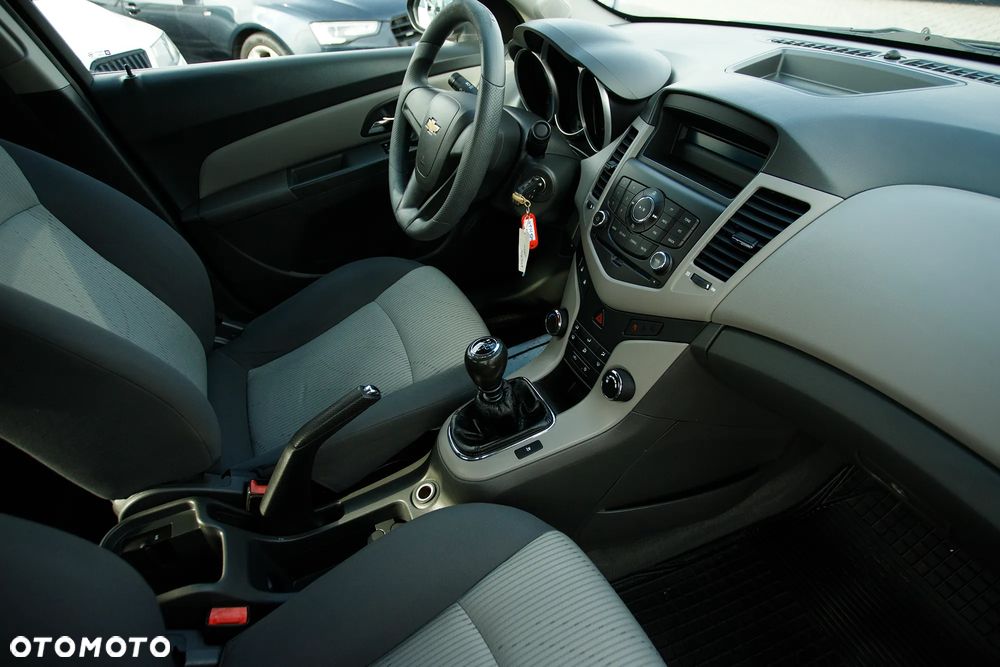 Chevrolet Cruze 1.6 LS - 30