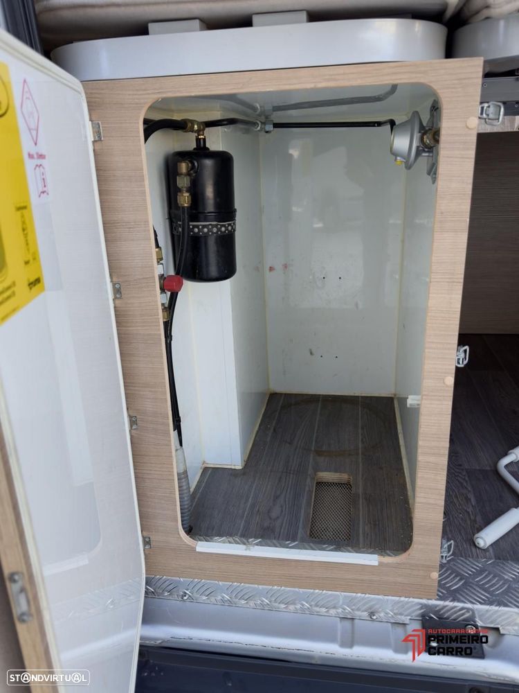Adria Twin 600 SPT cama transversal - 40