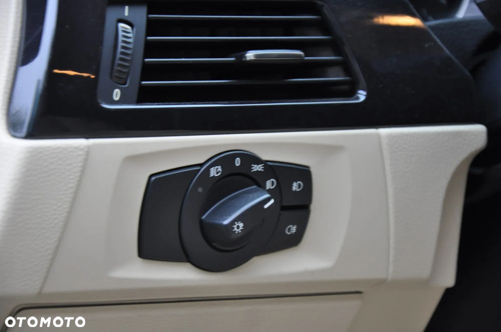 BMW Seria 3 325i xDrive - 24