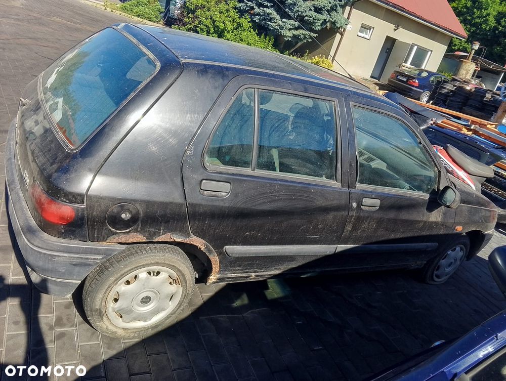 Renault Clio I (91-96r.) 1.2 B 54KM. Silnik  E7F - C174775 Skrzynia JB1046 (S646543) lakier NV676 – Pearlescent black BC.Cały na części.GWARANCJA !!! Przód Tył Zestaw Komplet Drzwi Klapa Zderzak Błotnik Maska Grill Atrapa Szyba Pas Lampa Lusterko Boczki Fotel Kanapa Kokpit Deska Rozdzielcza Przełącznik Włącznik Sterownik Przewody Wiązka Instalacja Moduł Komputer Czujnik Listwa Pompa Alternator Wtryski Głowica Rozrusznik Kompresor Sprzęgło Dwumas Silnik Skrzynia ABS Klimatyzacji Paliwa Wspomagania Kolektor Turbina Przepustnica Zawór Chłodnica Koło Hak Belka Sanki Zawieszenie Mcpherson Półoś Amortyzator Wydech Tłumik Zacisk Most - 2