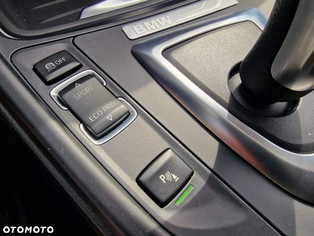 BMW Seria 3 318d Luxury Line - 32