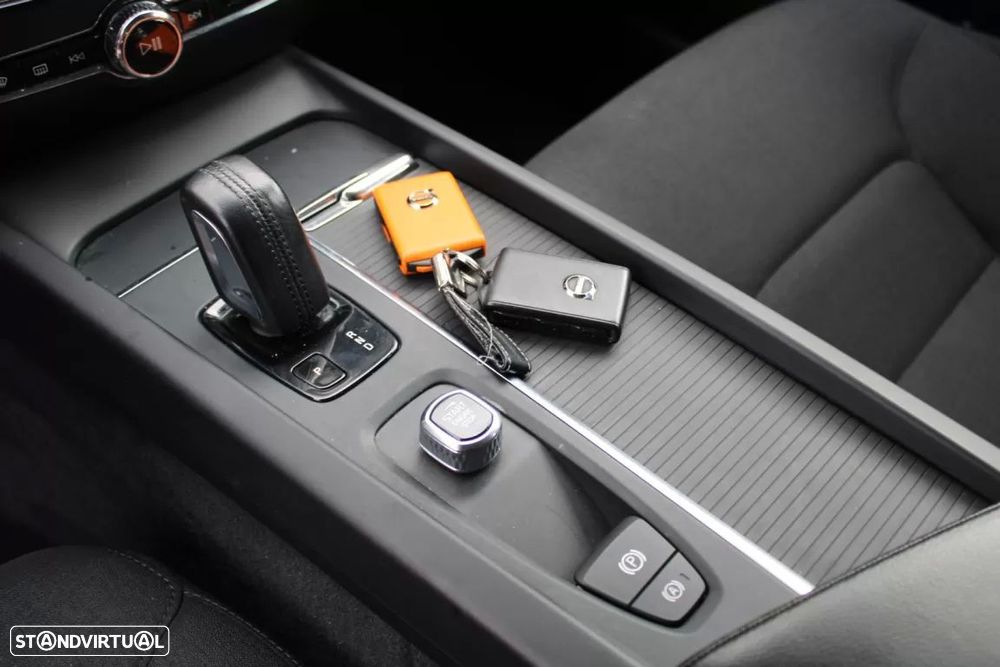 Volvo V60 2.0 B4 Momentum Core Geartronic - 30