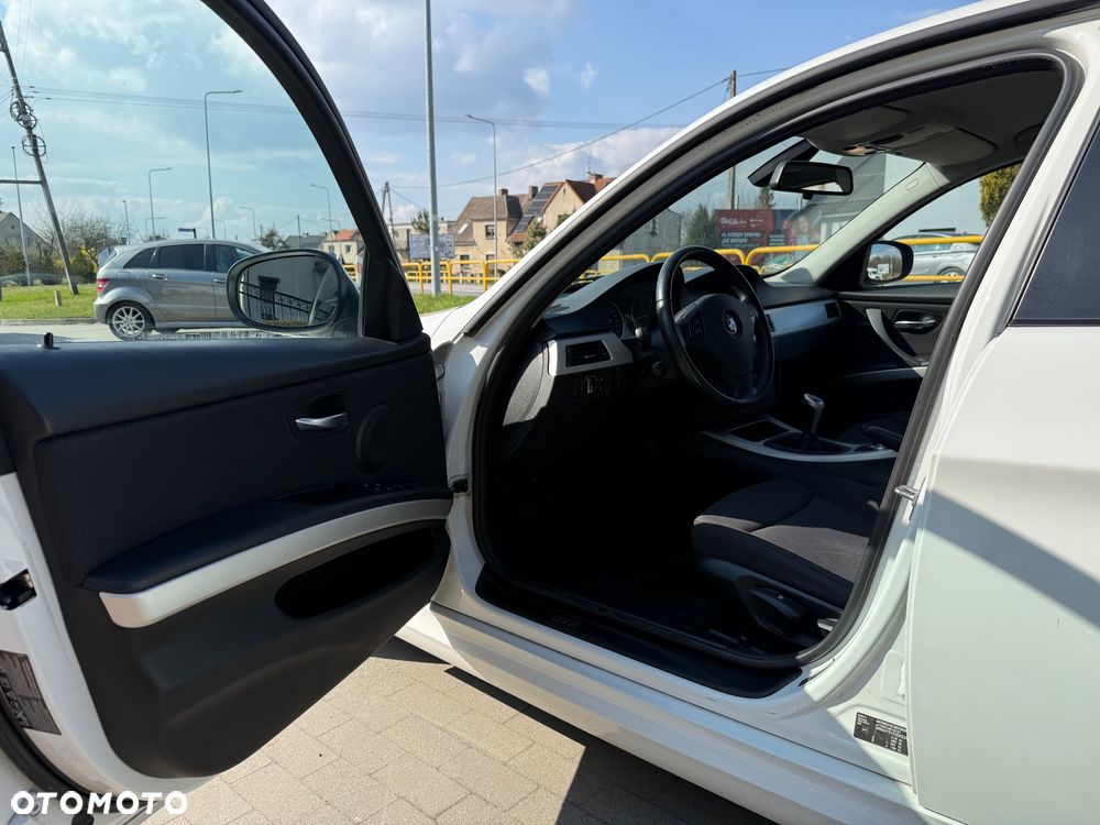 BMW Seria 3 320d xDrive DPF - 27