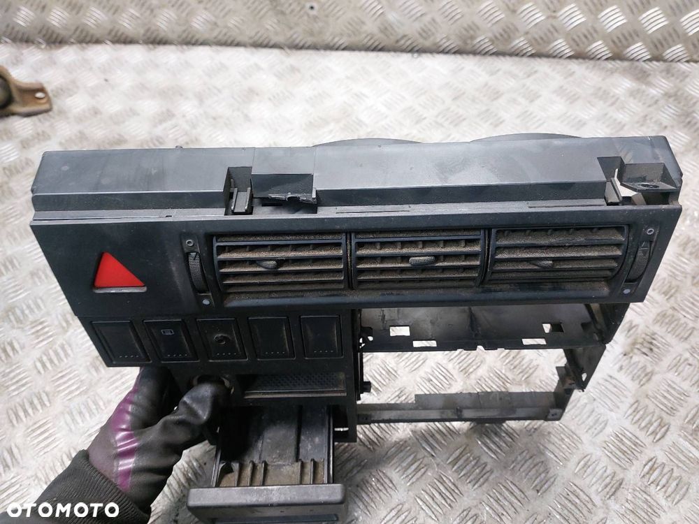 RAMKA KONSOLI ŚRODKOWEJ VOLKSWAGEN TRANSPORTER T4 LIFT 7D1858089F - 2