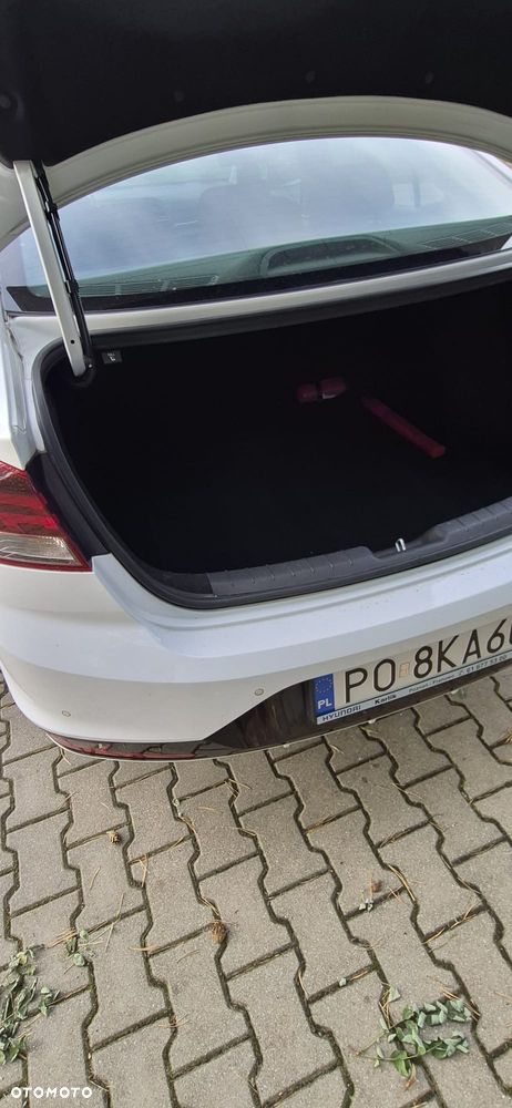 Hyundai Elantra 1.6 Comfort Premiere - 12