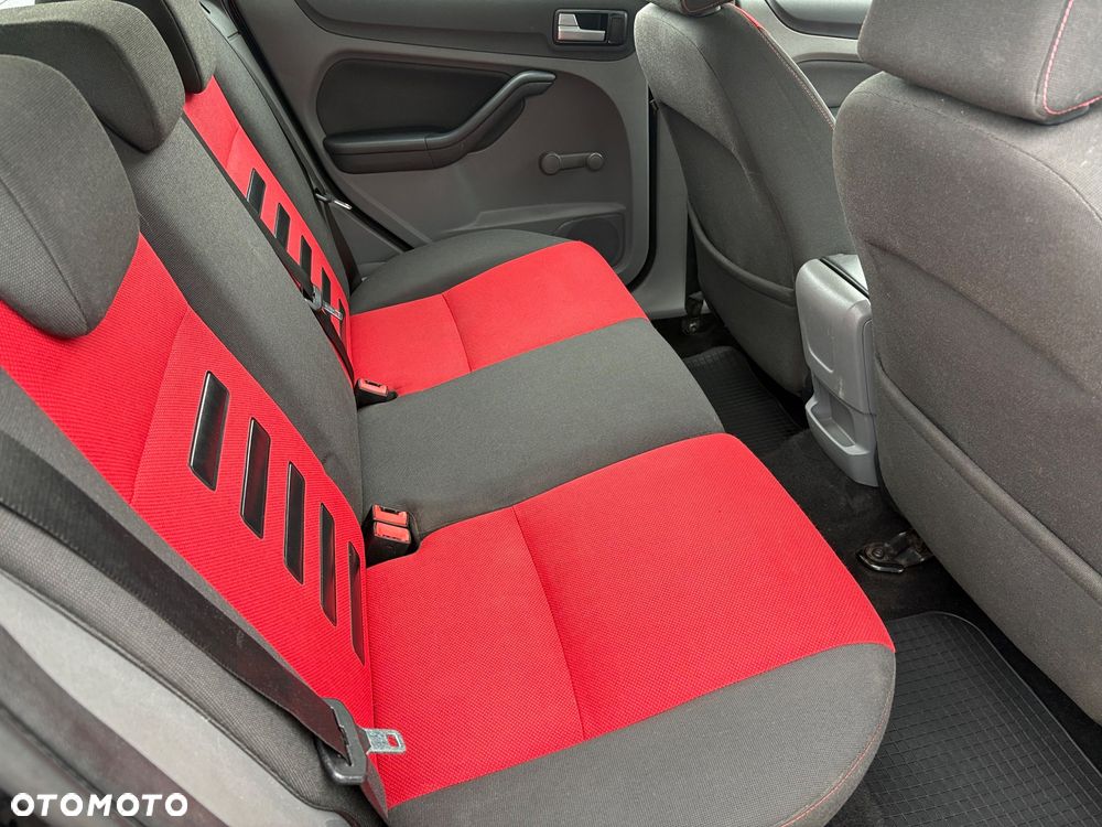 Ford Focus 1.6 Ghia - 8