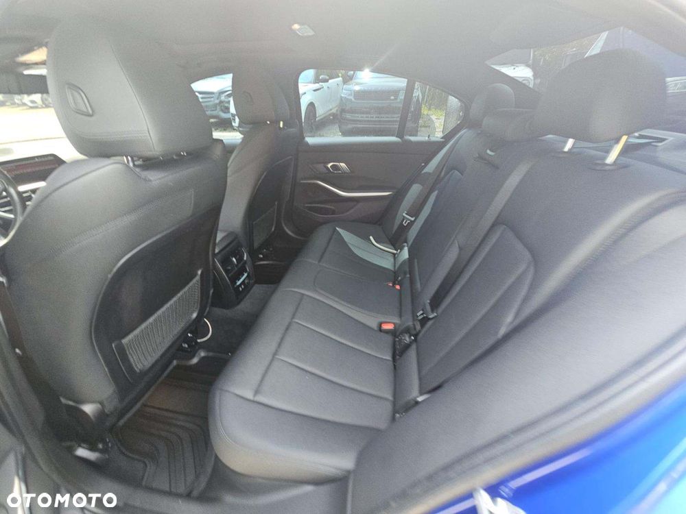 BMW Seria 3 330i M Sport - 9