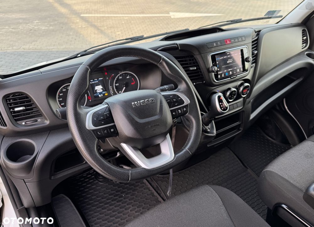 Iveco Daily 2022r‼️35S18‼️ 3.0 HI-MATIC Kontener 9 Palet Niski przebieg ‼️TEMPOMAT Aktywny Full LED Salon Polska Poduszki Pneumatyczne 4.50x2.20x2.20 z tyłu drzwi NAVI 3.5T Bogata Wersja Lekka zabudowa - 14