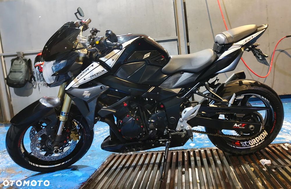 Suzuki GSR - 3