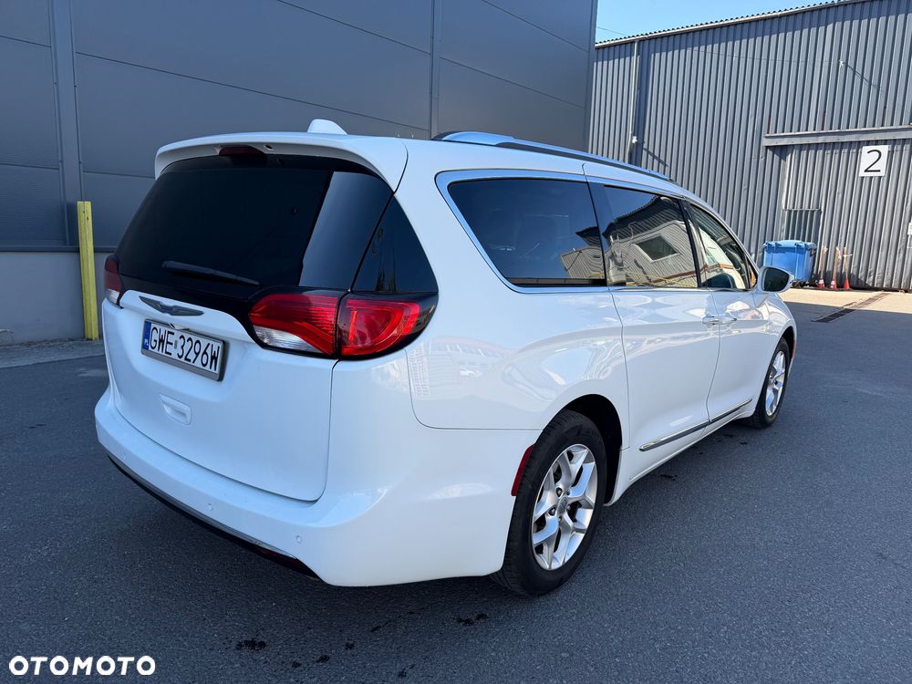 Chrysler Pacifica - 3