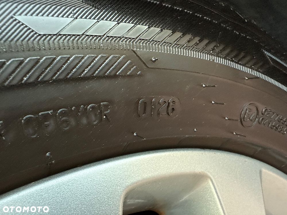 Ford Kuga 2.5 4x4 Titanium - 8