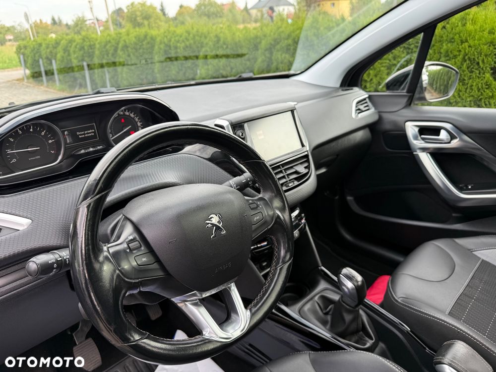 Peugeot 2008 1.2 Pure Tech Allure S&S - 16