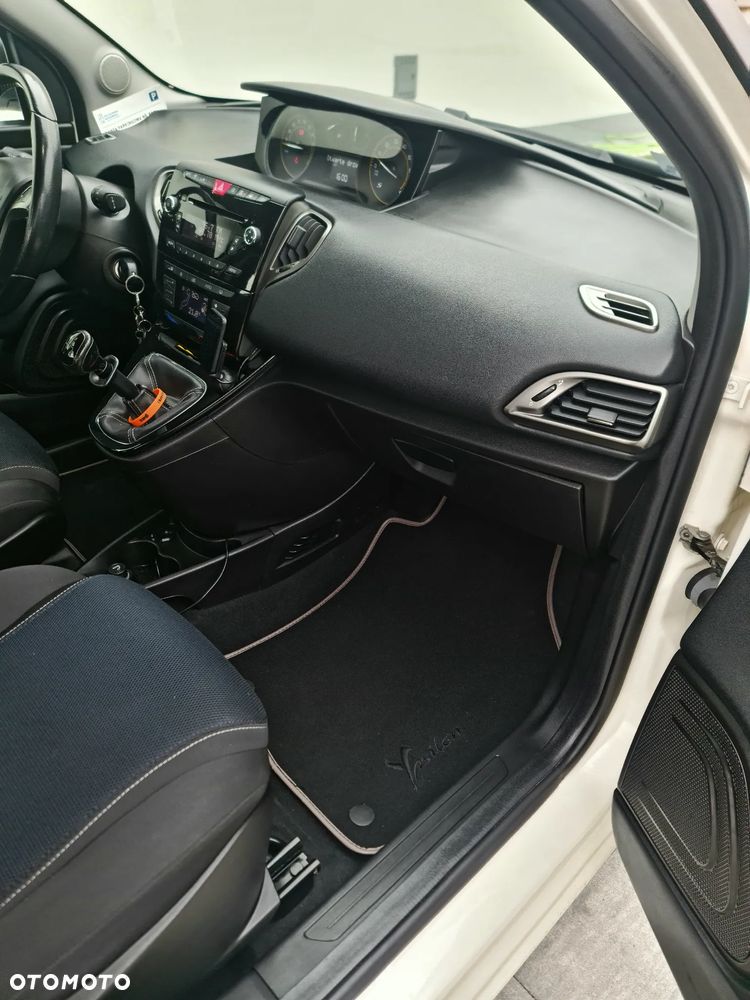 Lancia Ypsilon 1.2 8V Momo S&S - 10