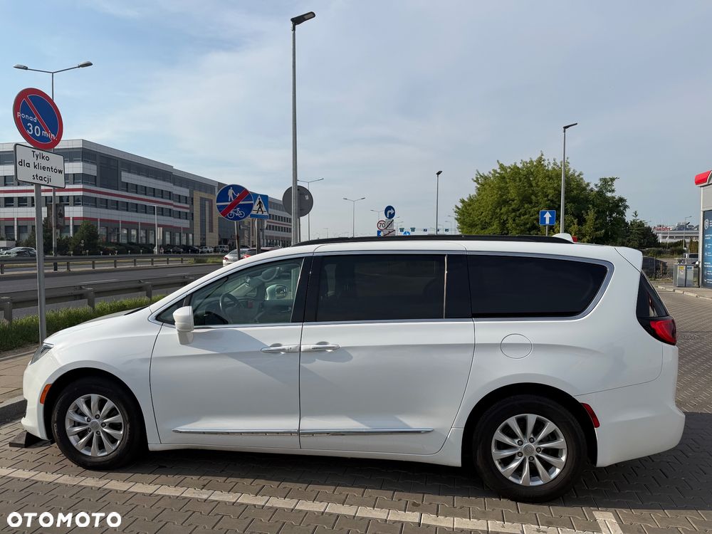 Chrysler Pacifica - 4