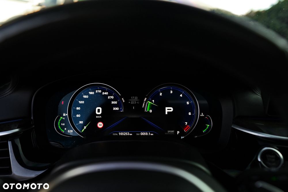 BMW Seria 5 M550i xDrive sport - 29