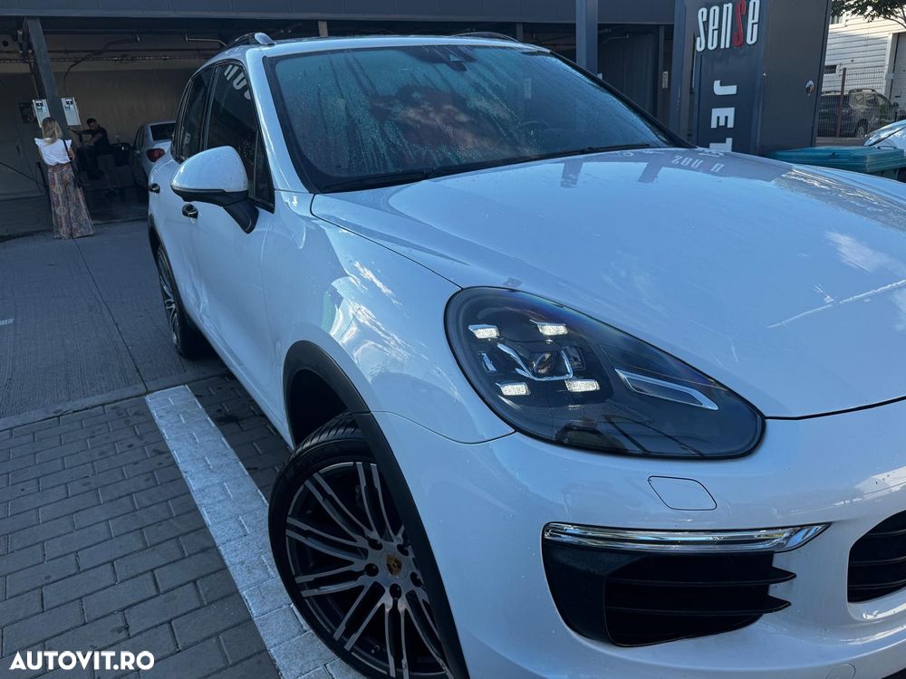 Porsche Cayenne 3.0 L - 6