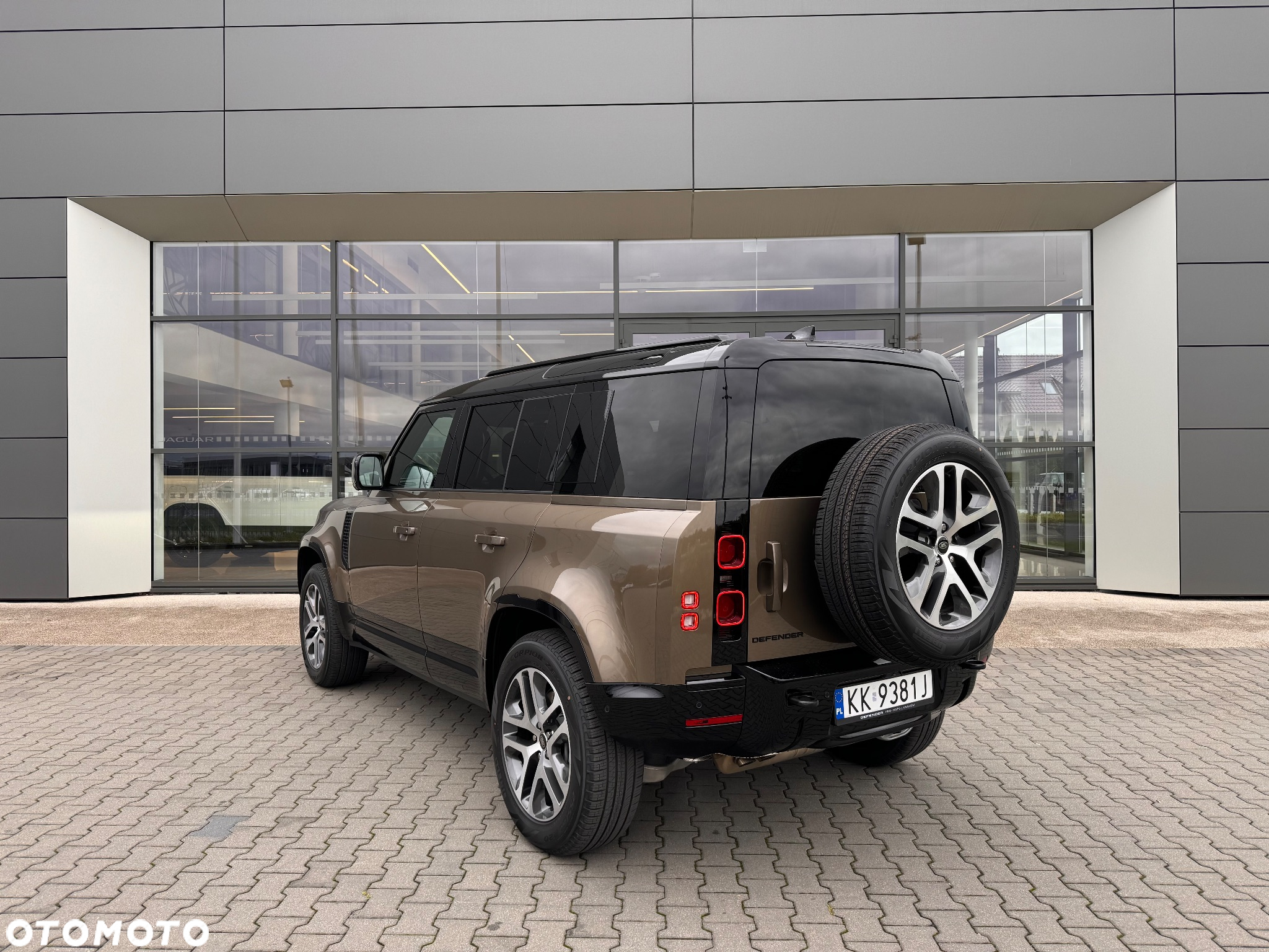 Land Rover Defender - 21