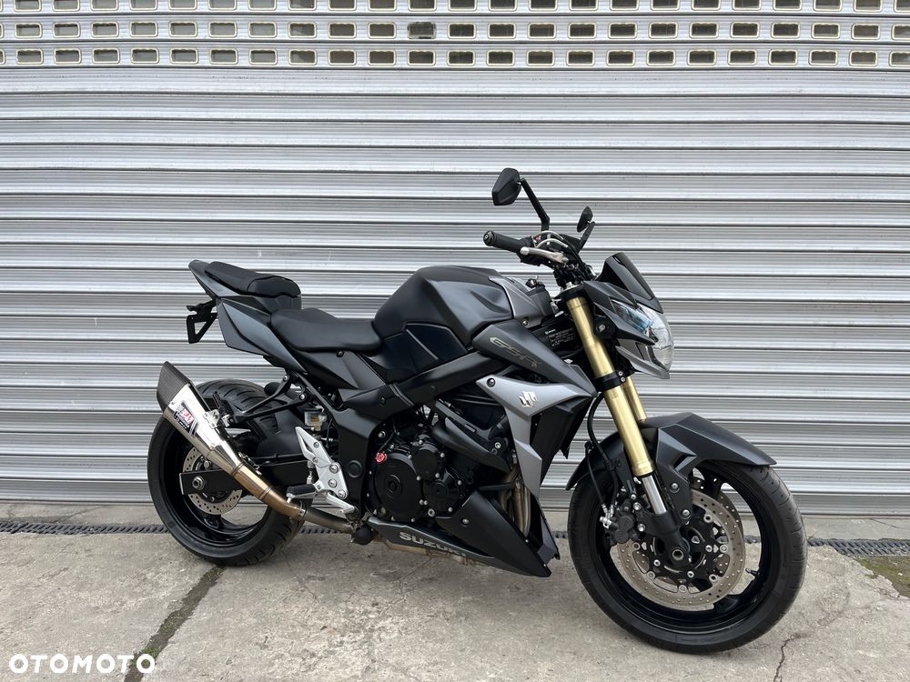 Suzuki GSR - 24