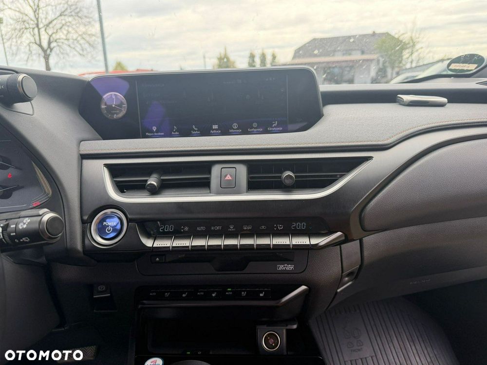 Lexus UX - 30
