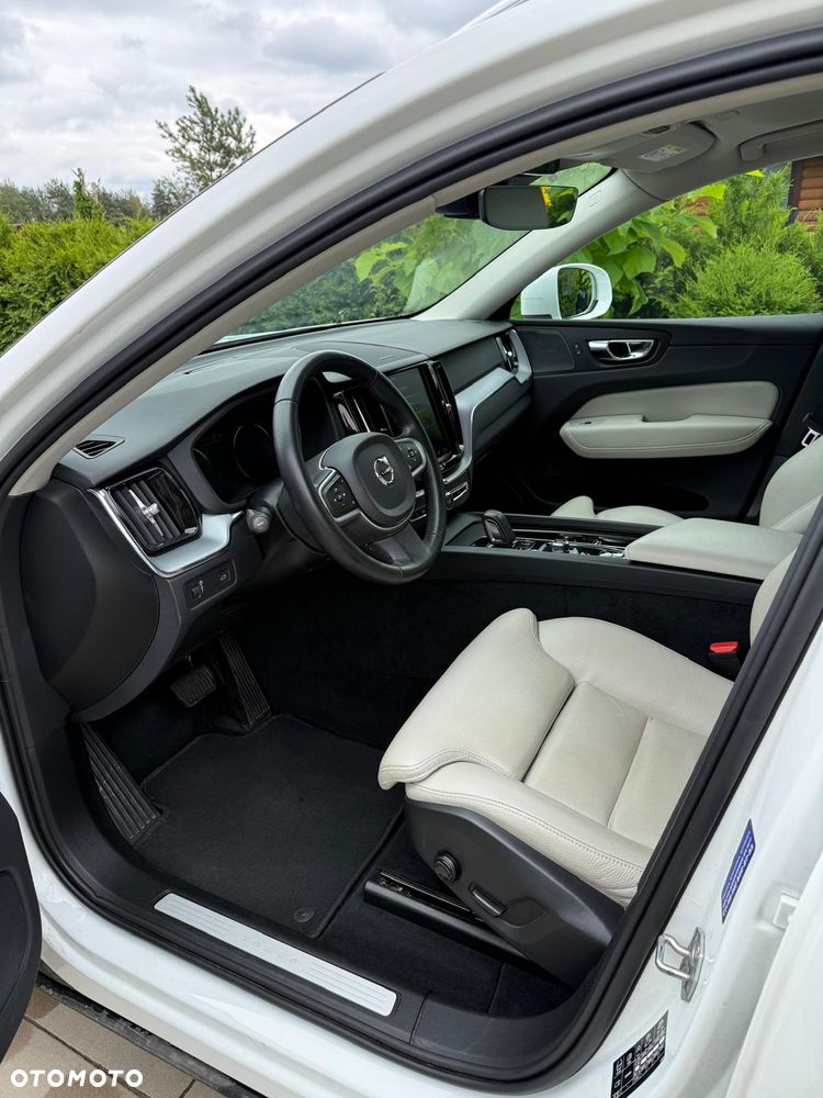 Volvo XC 60 B4 D AWD Momentum Pro - 11