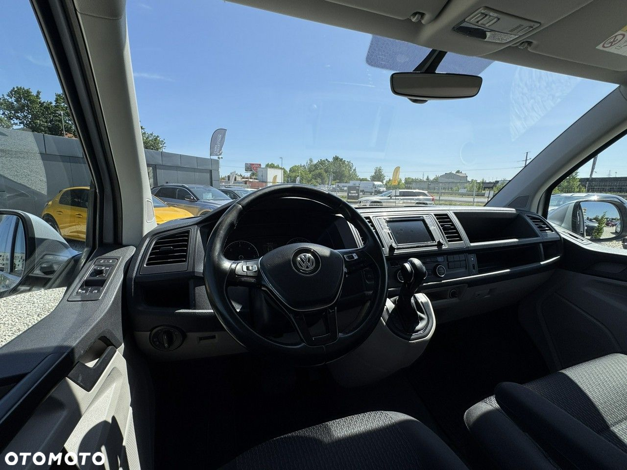 Volkswagen Caravelle - 11