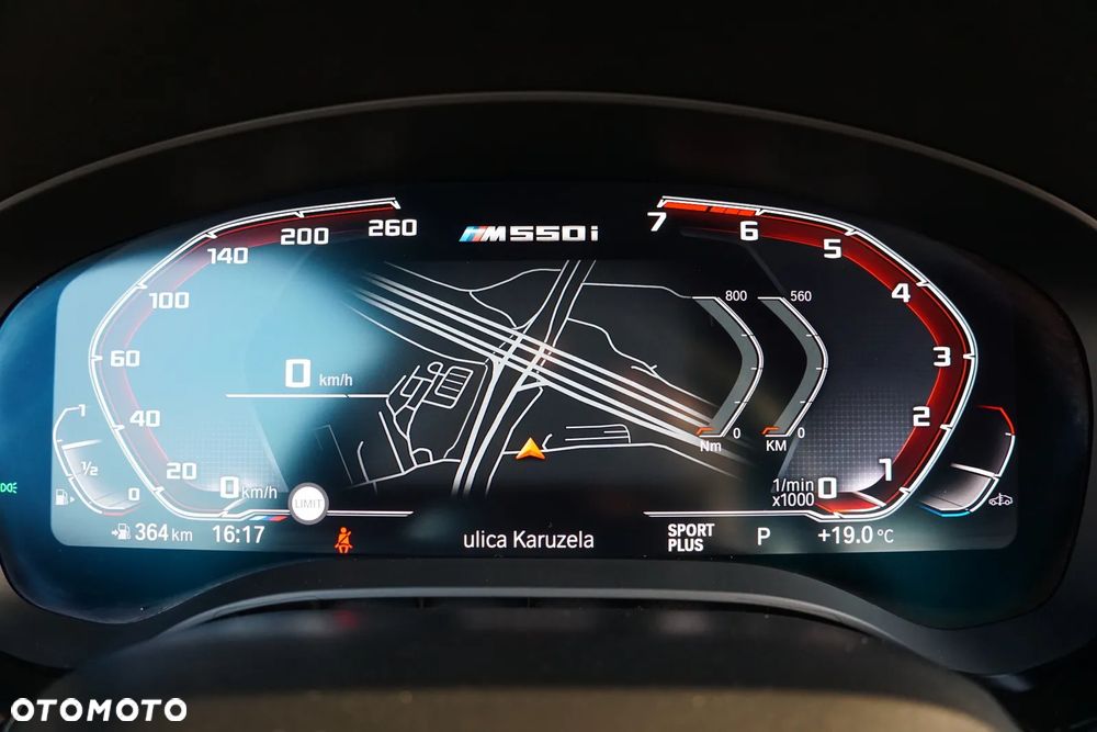 BMW Seria 5 M550i xDrive sport - 39