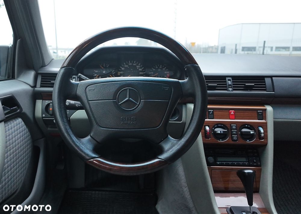 Mercedes-Benz Klasa E - 19