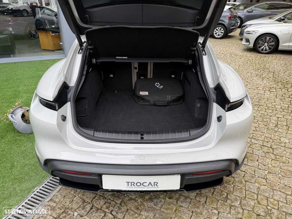 Porsche Taycan Cross Turismo 4 - 17