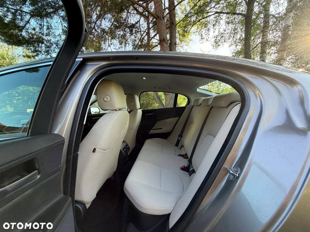 Jaguar XE D180 R-Dynamic S - 24