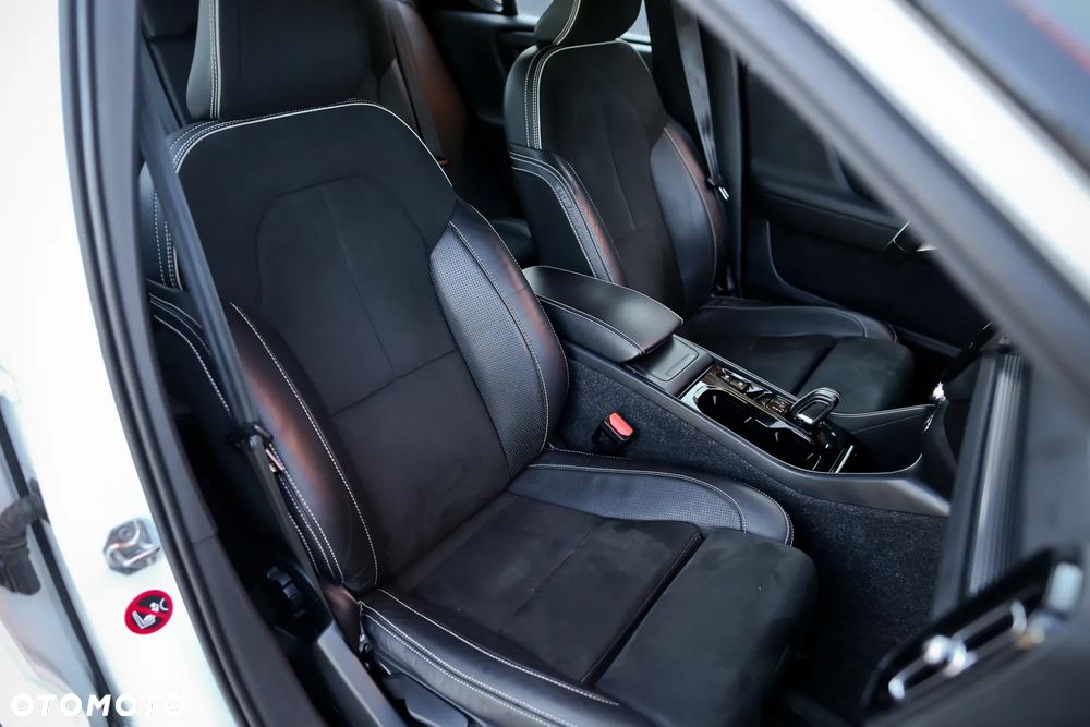 Volvo XC 40 D4 AWD Geartronic R-Design - 25